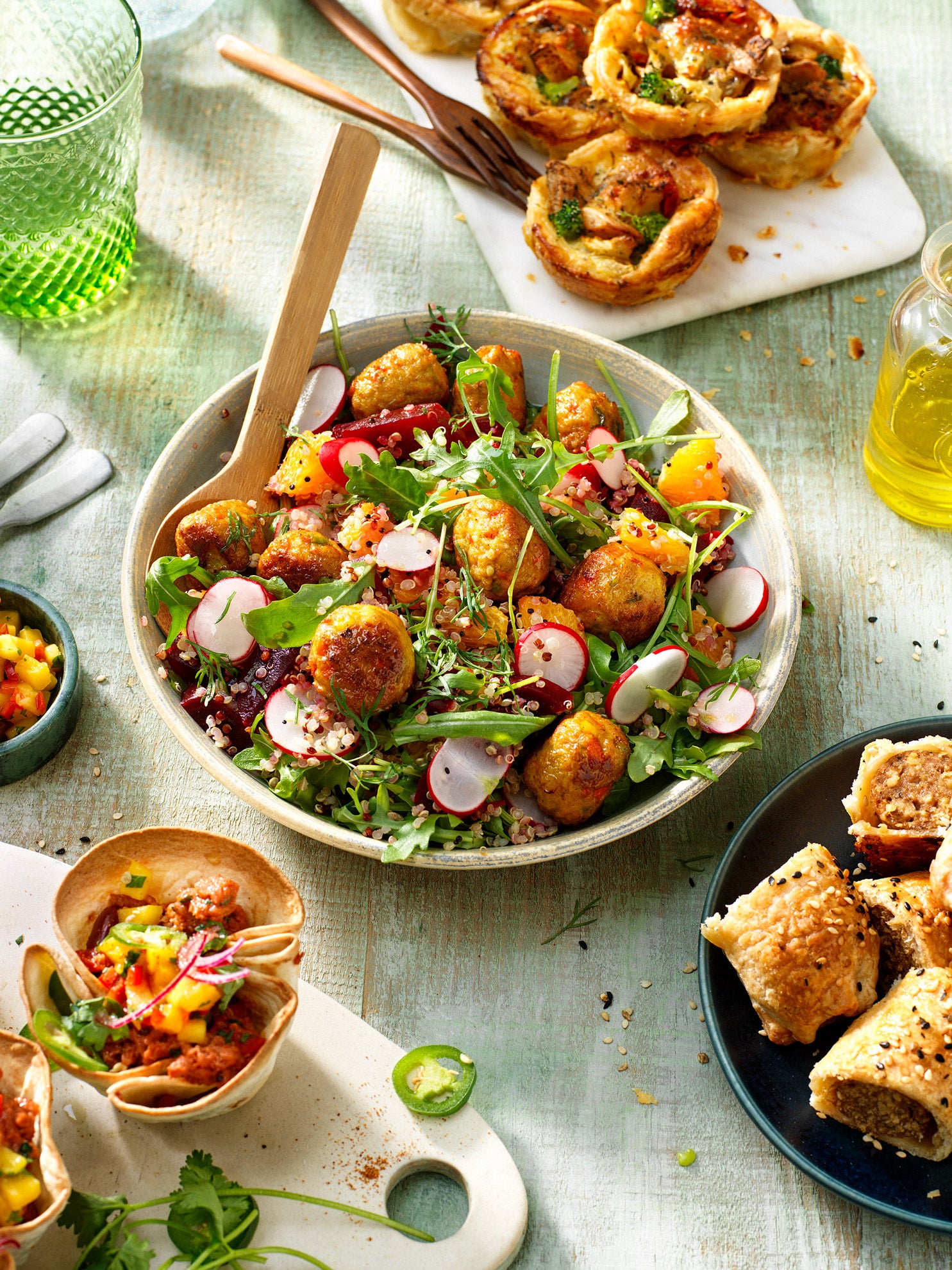 Frühlingssalat mit Gemüsebällchen