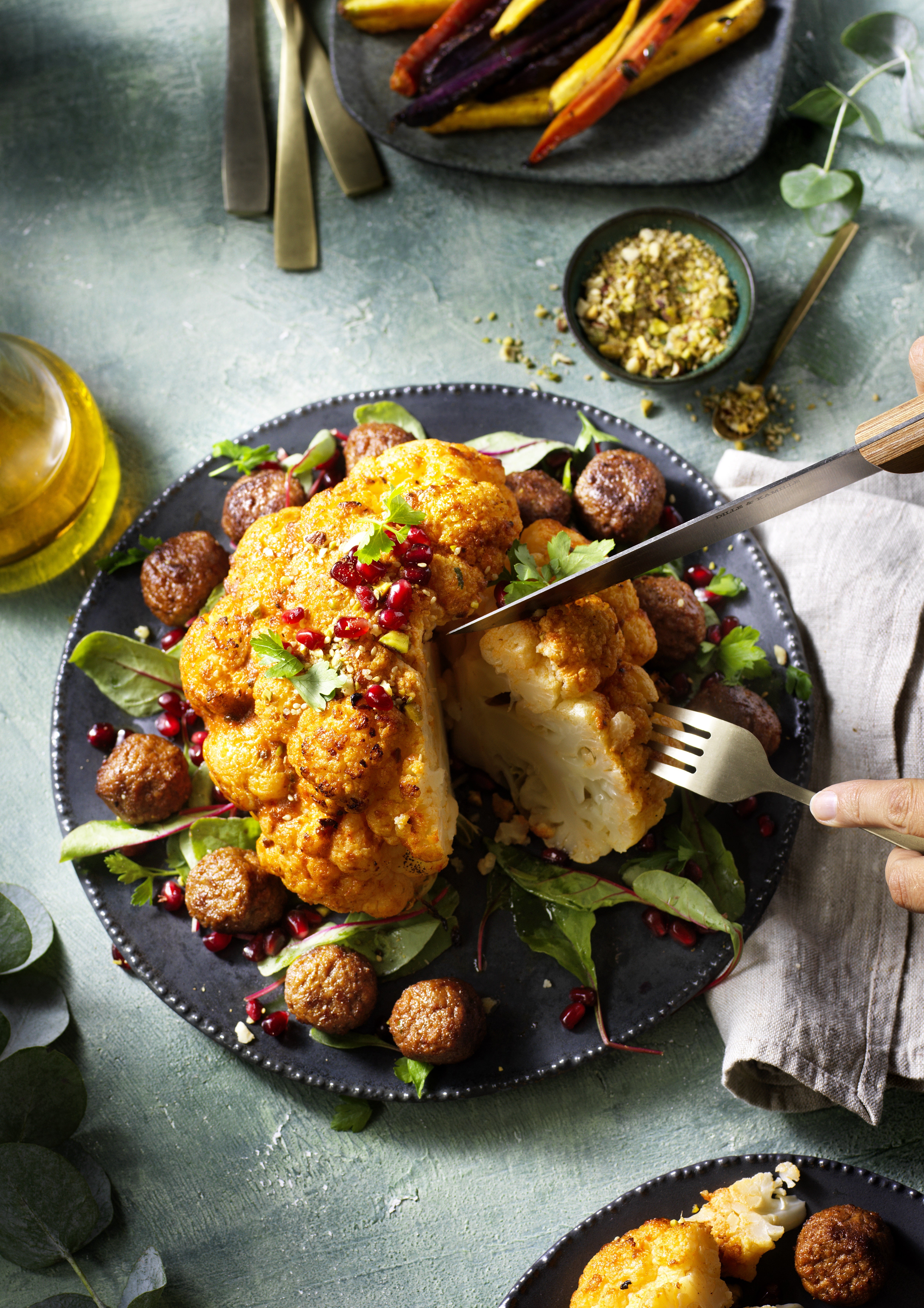 Gebratener Blumenkohl mit Falafel (Hände)