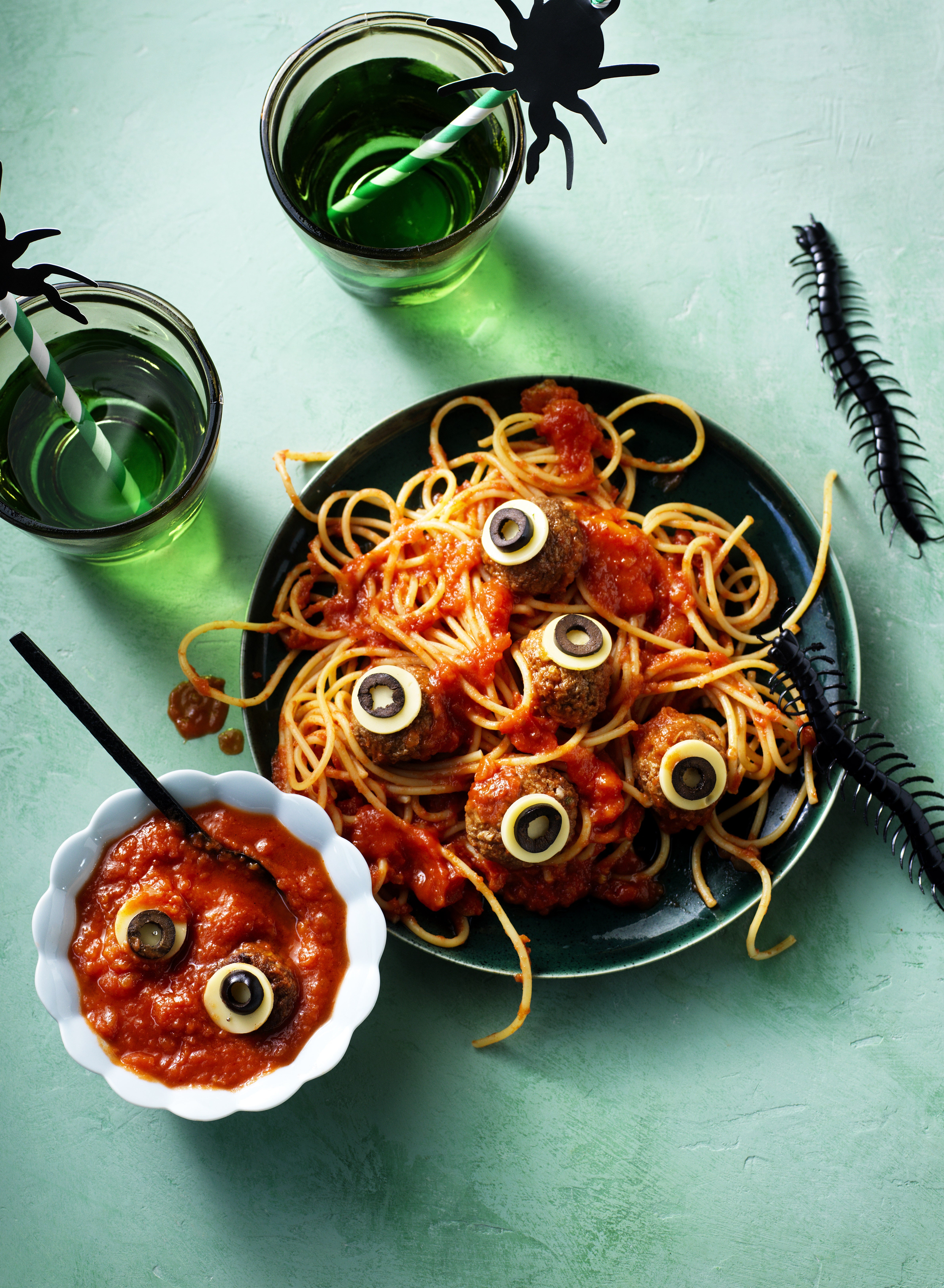 Halloween Spaghetti mit Augäpfeln und blutiger Soße