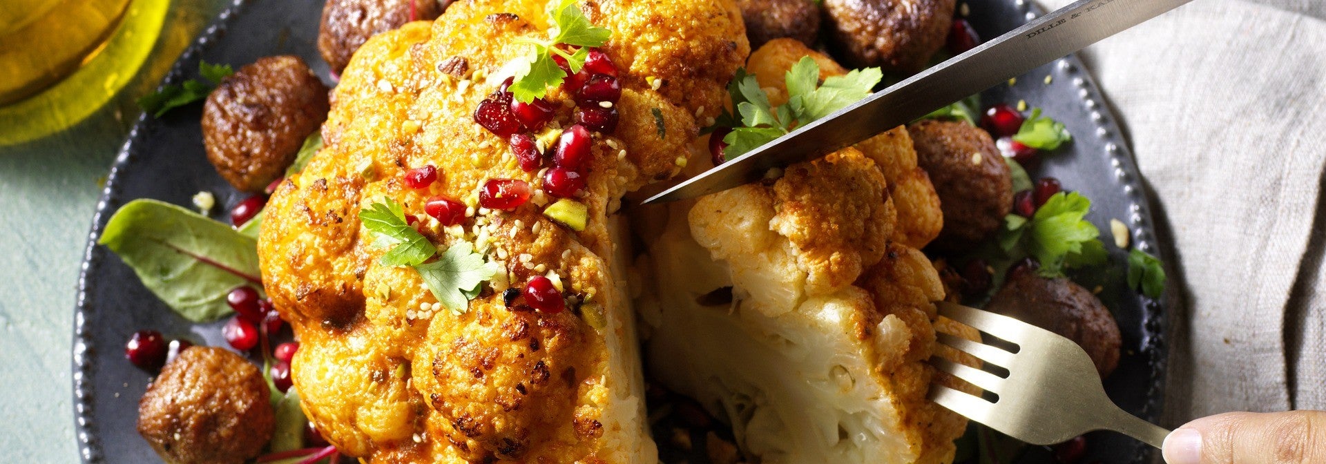 Gebratener Blumenkohl mit Falafel (Hände)