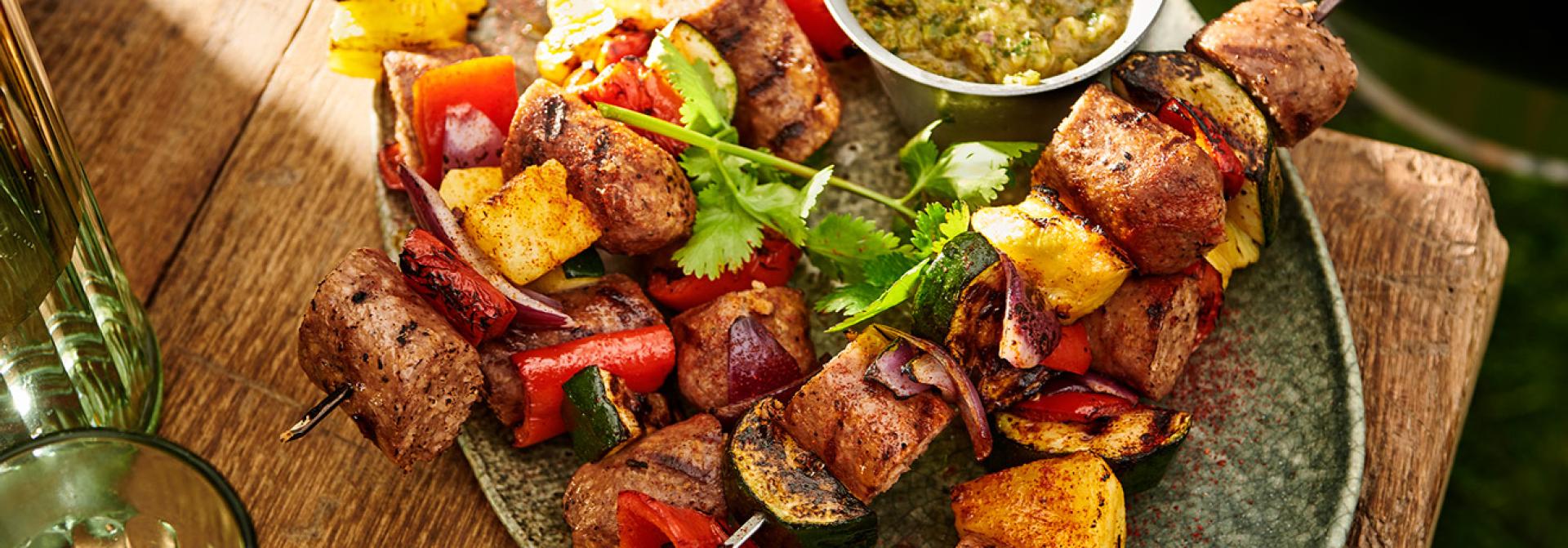 Brochettes au barbecue à la saucisse et à l'ananas