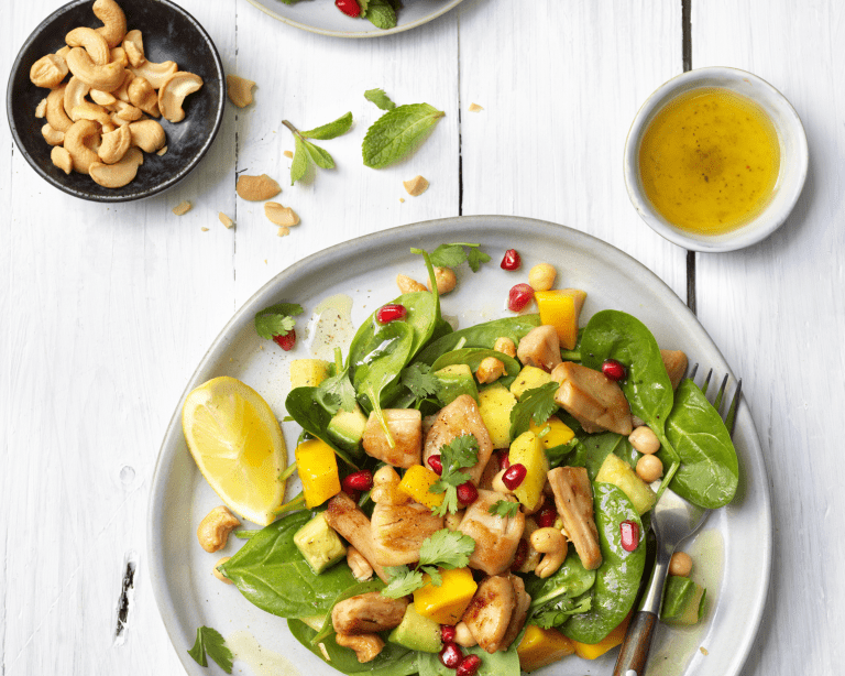 Picture Salade aux émincés véganes avec des fruits et des pois chiches