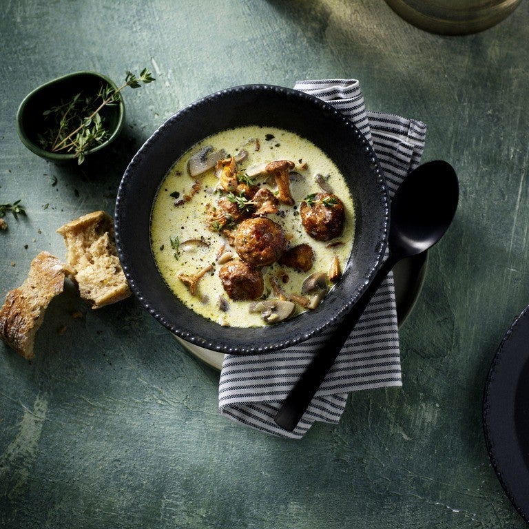 Soupe crémeuse aux champignons avec boules végétariennes