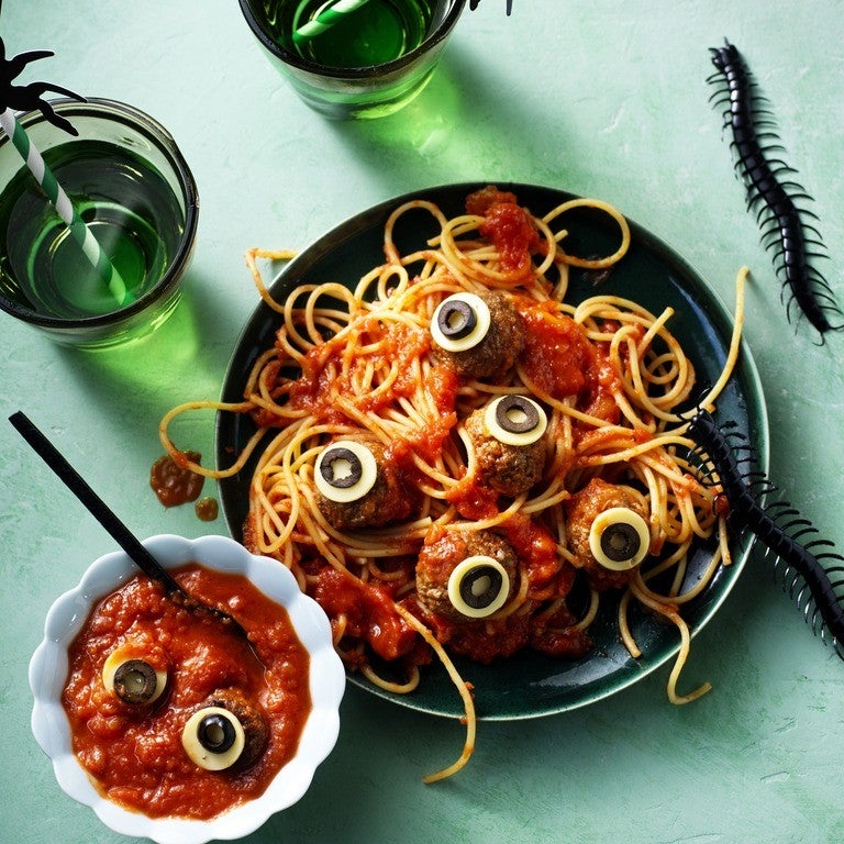Spaghetti d'Halloween aux globes oculaires et sauce sanglante
