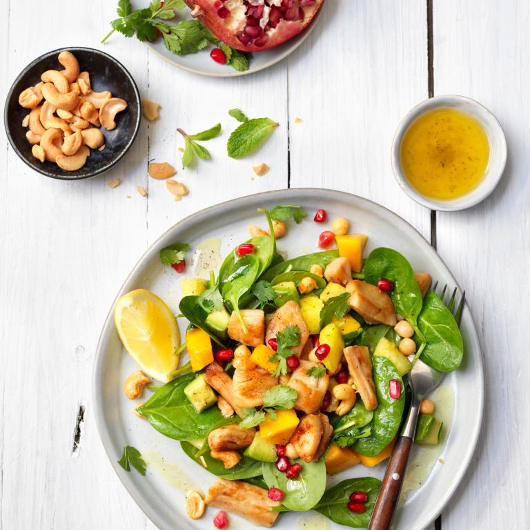 Salat mit veganen Filet-Stückchen, Früchten und Kichererbsen