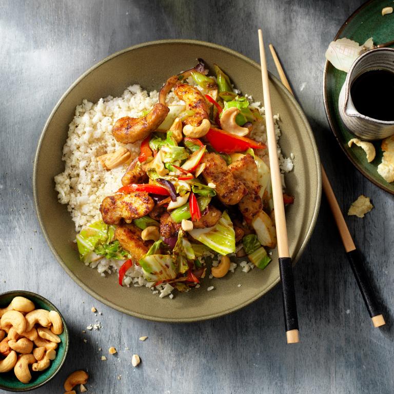 Riz au chou-fleur sans déchets avec morceaux de filets végans